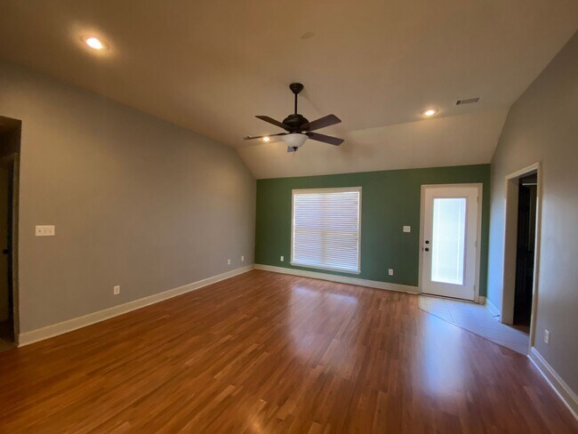 Photo - 3bed/2bath Home with fenced yard located outside the bypass