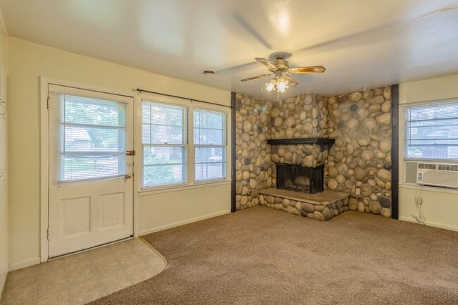 Photo - Cozy House With Great Yard Space!