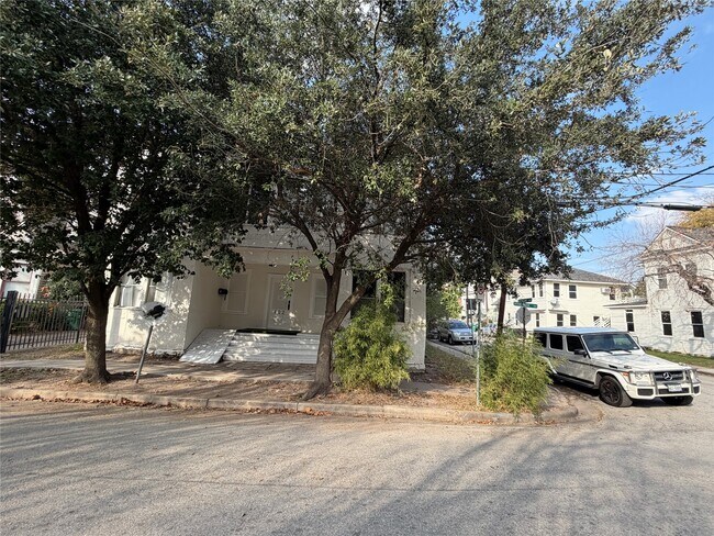 Building Photo - 402 Hyde Park Blvd Unit 4