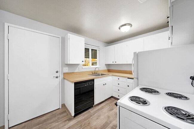 Photo - Lovely 2 Bedroom, Hurry In Today!! $500 VISA GIFTCARD AT MOVE IN, JUST IN TIME FOR THE HOLIDAYS!