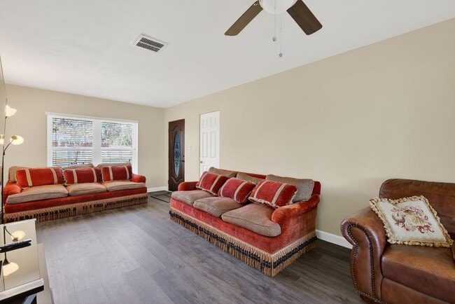 Photo - 3 Bedroom Home in Tavares with Large Fenced Backyard