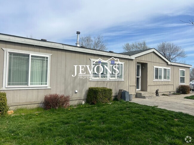 Building Photo - 4-bedroom single-family home with 1 fenced...