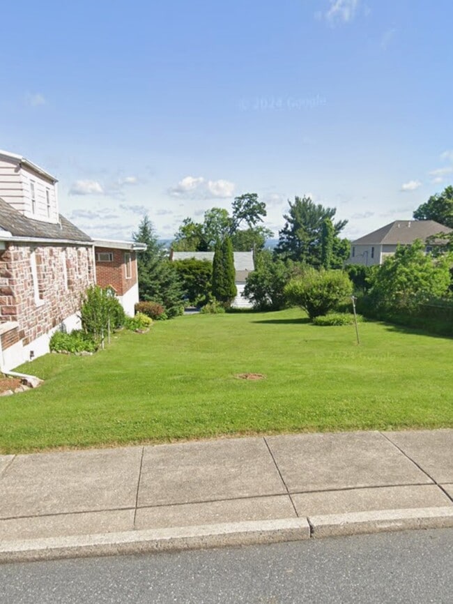 Yard - 949 E Walnut St