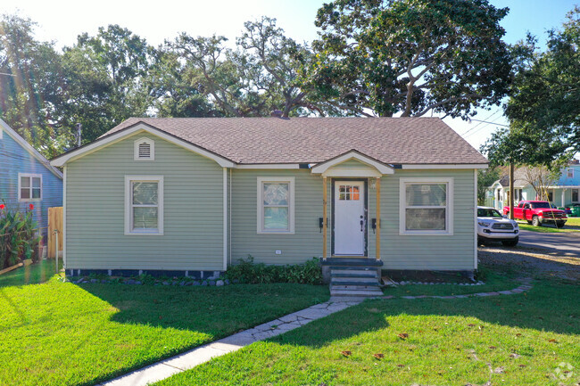 Building Photo - 320 N Woodlawn Ave Rental