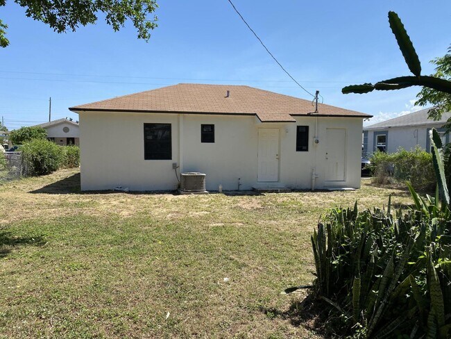 Photo - 816 W 4th St