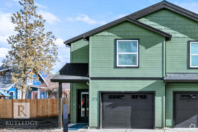 Building Photo - 3 Bed/2.5 Bath Townhome in Medford