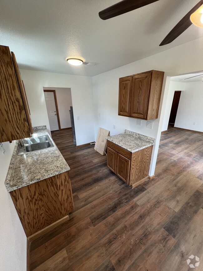 Building Photo - 853 Oak St Rental