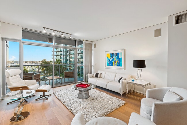 Building Photo - 13650 marina pointe Dr Unit 704