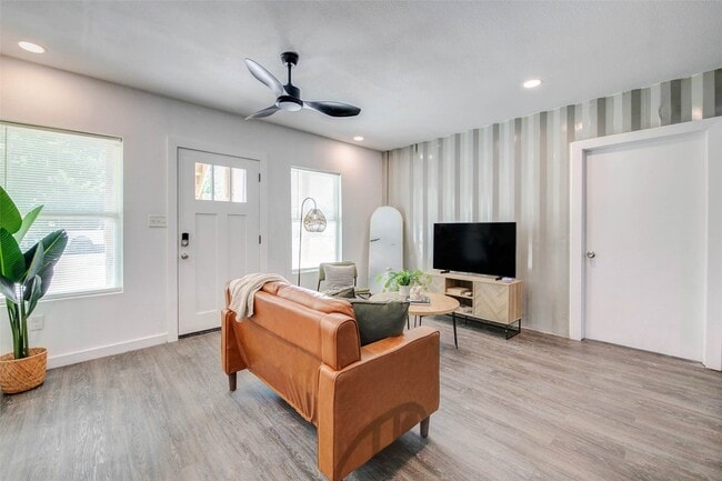 Building Photo - 4014 Dreyfus St Rental