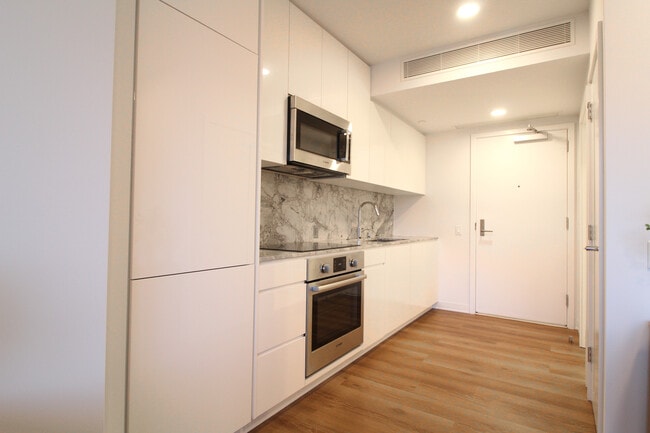 Photo - 987 Queen St Unit 3516