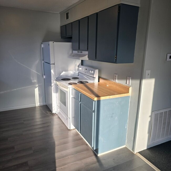 Photo - Modern & Spacious Upstairs 1 Bedroom Bungalow - Washer/ Dryer Included! Unidad 1265 Arch