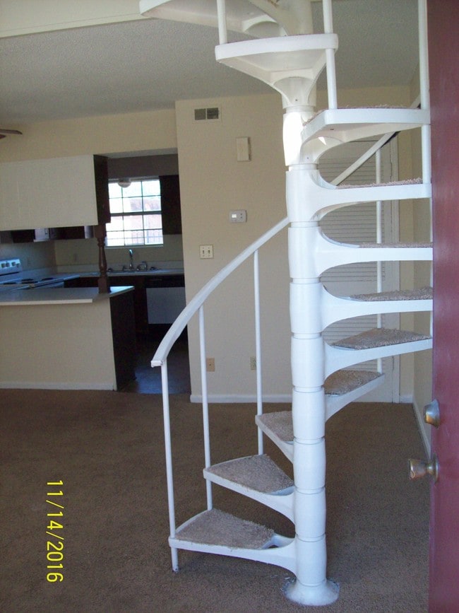 LOFT DE 1 HAB 1 1/2 BAÑOS - Quinn Court Apartments