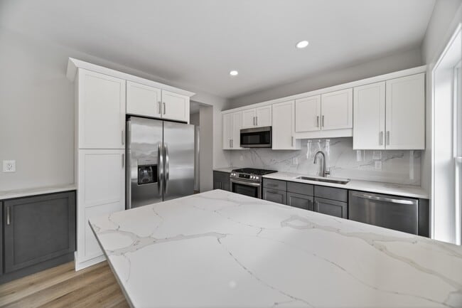 729 W 9th St