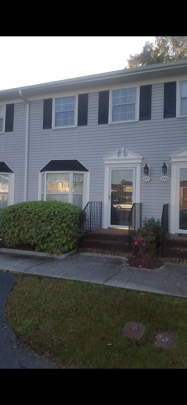 Building Photo - 2925 Carriage Row Ln
