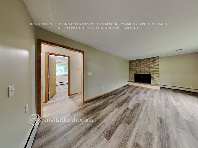 302 Zinnia Ln N