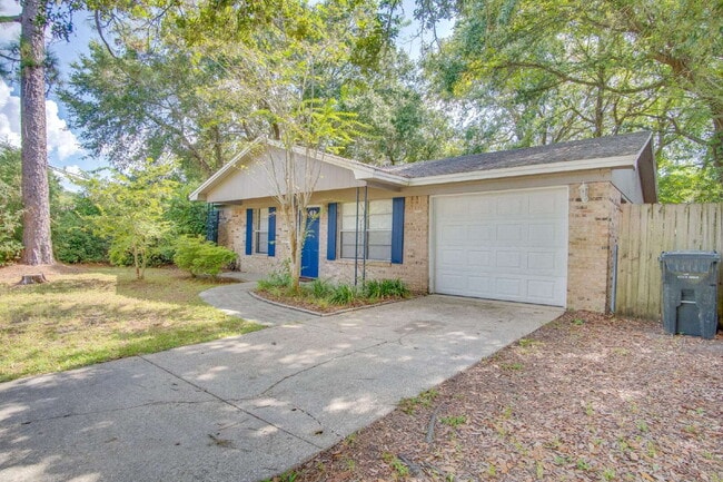 Building Photo - Fully Renovated 3/2 Just Minutes from the ... Rental
