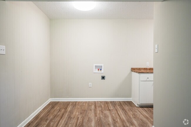1BR, 1BA - 750SF Dining Room