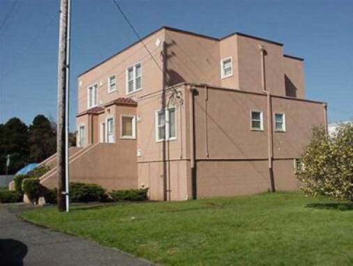 Photo - 800 E 1st St Apartments