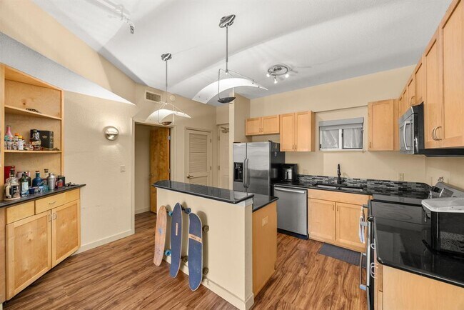Building Photo - 711 W 26th St Unit 303