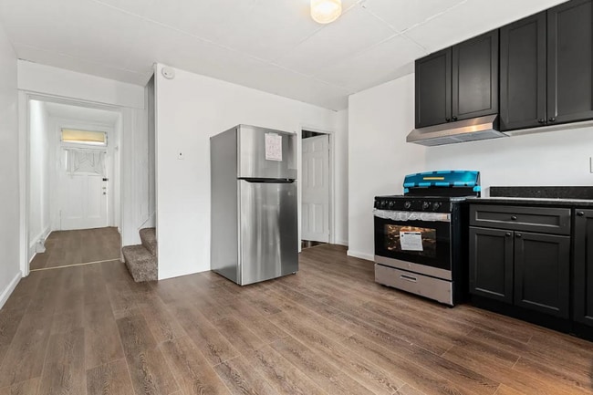 Photo - MOVE IN SPECIAL! SCORE HALF OFF 1ST MONTH'...