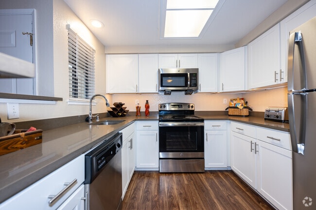 2BR, 1BA - 870SF - Kitchen