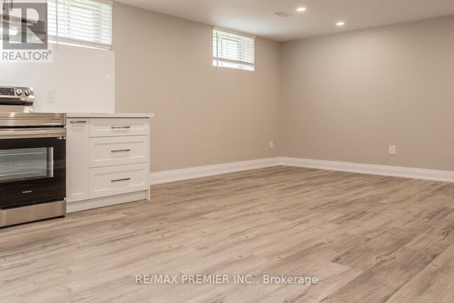 Photo - 569 Roding St