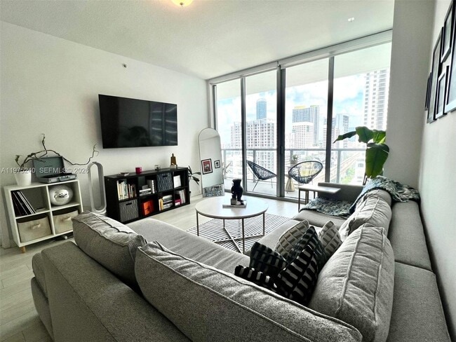 Photo - 79 SW 12th St Unidad 2010