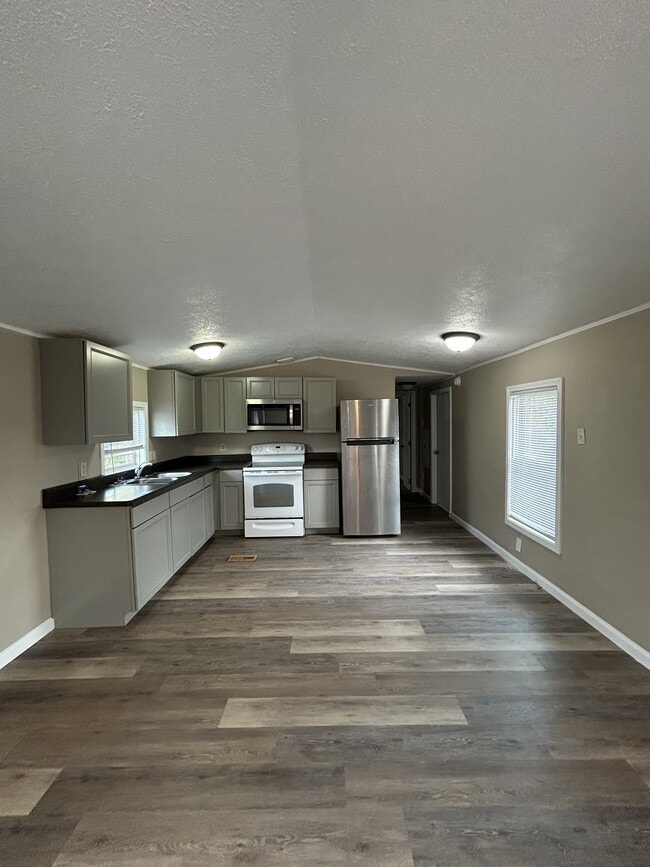 Photo - 202 Zackary St