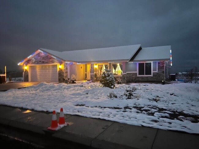 Building Photo - Newer Custom home on 1/2 Acre! Pets Okay!