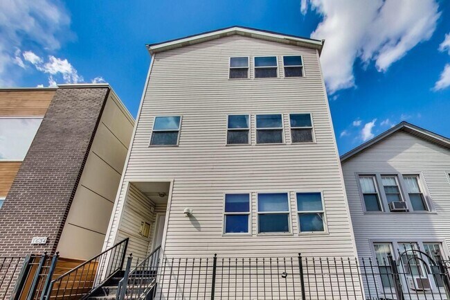 Photo - 1632 W Blackhawk St Unit 2
