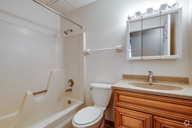 2095 Building - 2BR, 1.5BA - 1100SF - Bathroom 2
