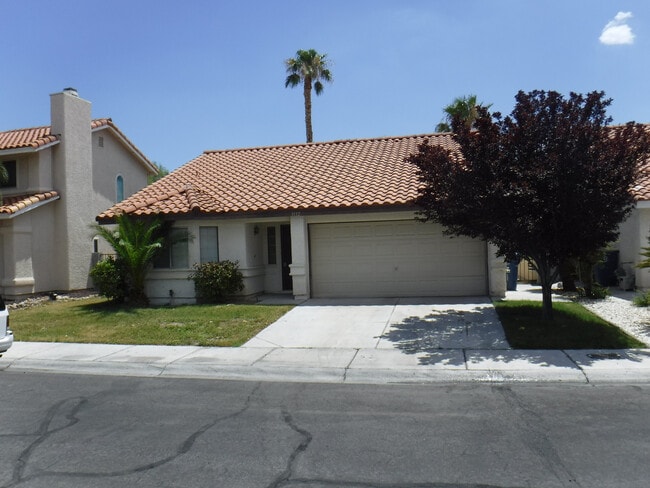 Building Photo - CUTE 2 BEDROOM/2 BATH HOME WITH FENCED IN ...