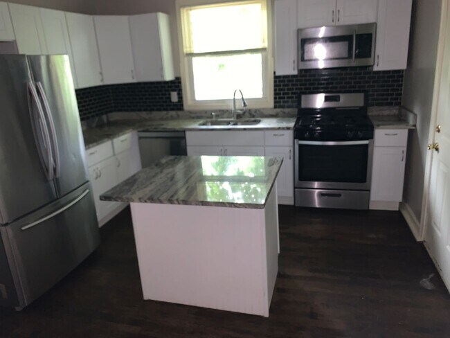 4 Bedroom, 2 Bath House in Bay View - 4 Bedroom, 2 Bath House in Bay View