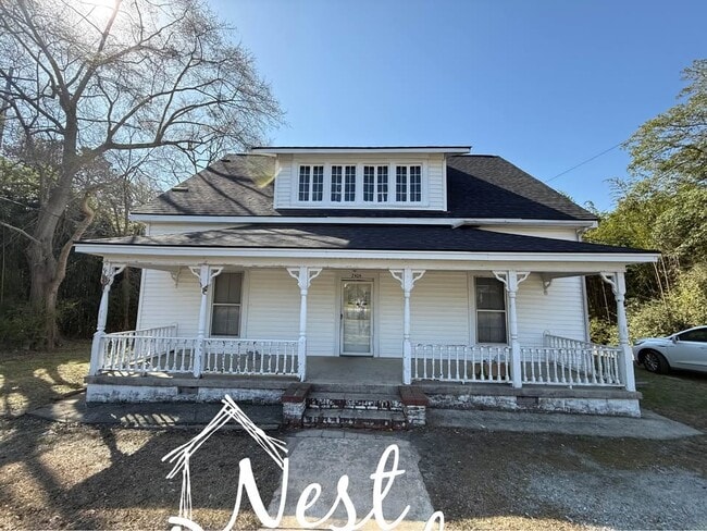 Photo - 2404 Main St