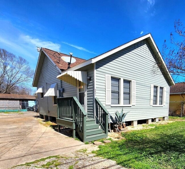 Building Photo - 6903 Palestine St