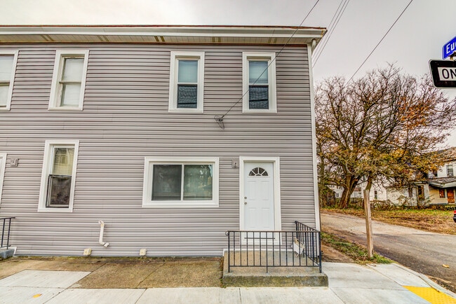 Photo - 714 Industry St