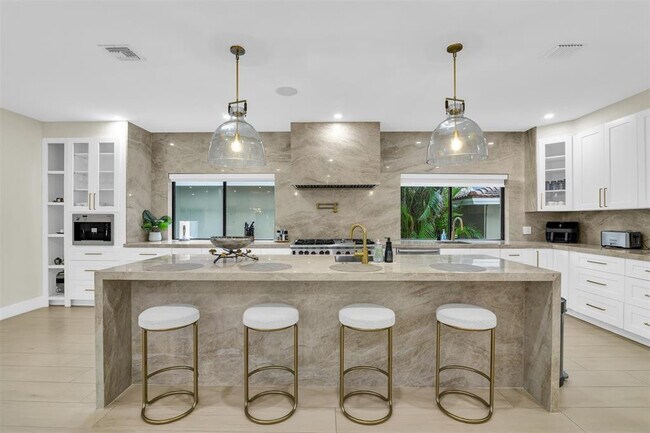 Photo - 319 S Riverside Dr