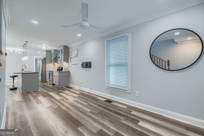 Photo - 677 Ira St SW