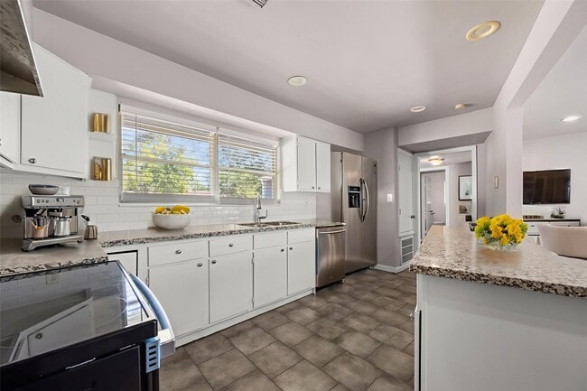 Photo - 6138 Kenilwood Dr