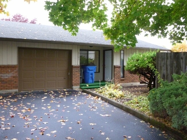 Building Photo - 3103 NE Whitman Ave Rental