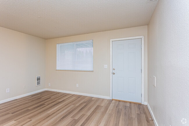 2BR, 1BA - 730SF