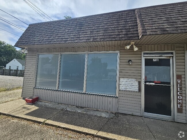 Building Photo - 718 Derby St Rental