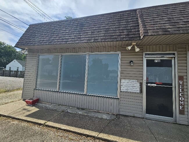 Building Photo - 718 Derby St Rental