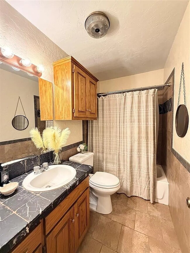 Photo - 800 NE 17th Ct