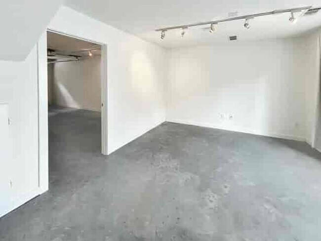 Photo - 322 Peters St SW