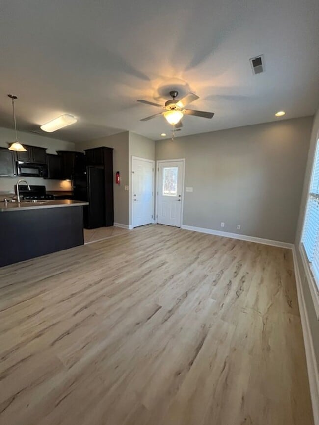 Building Photo - Beautiful modern upstairs condo with 2 full baths! Pet-friendly, with generous parking! Unit 201