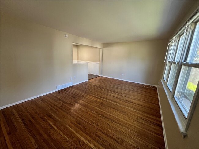 Photo - 1165 Whitney Road East