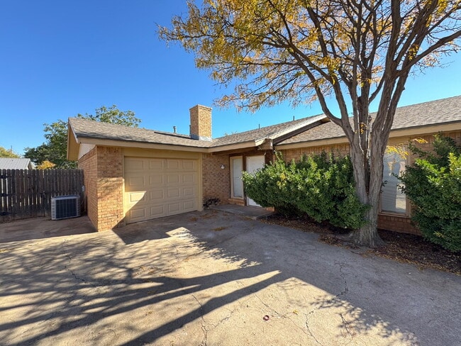 Building Photo - Beautiful 2-Bedroom Duplex with Fireplace!