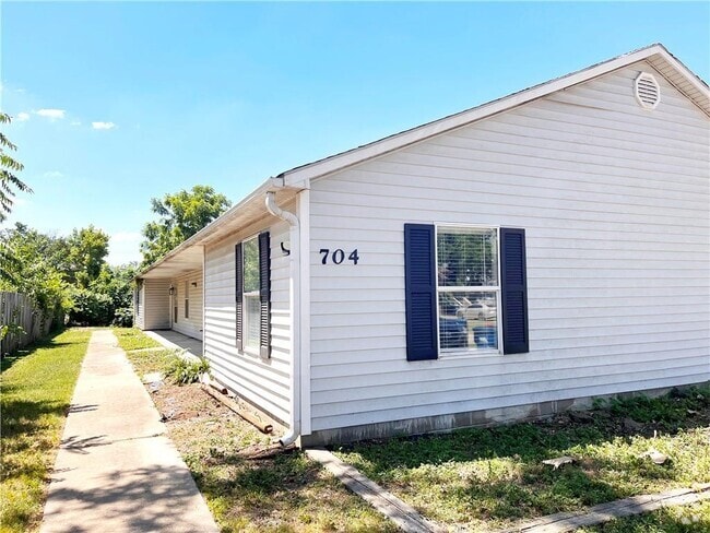 Building Photo - 704 SE 4th St Rental