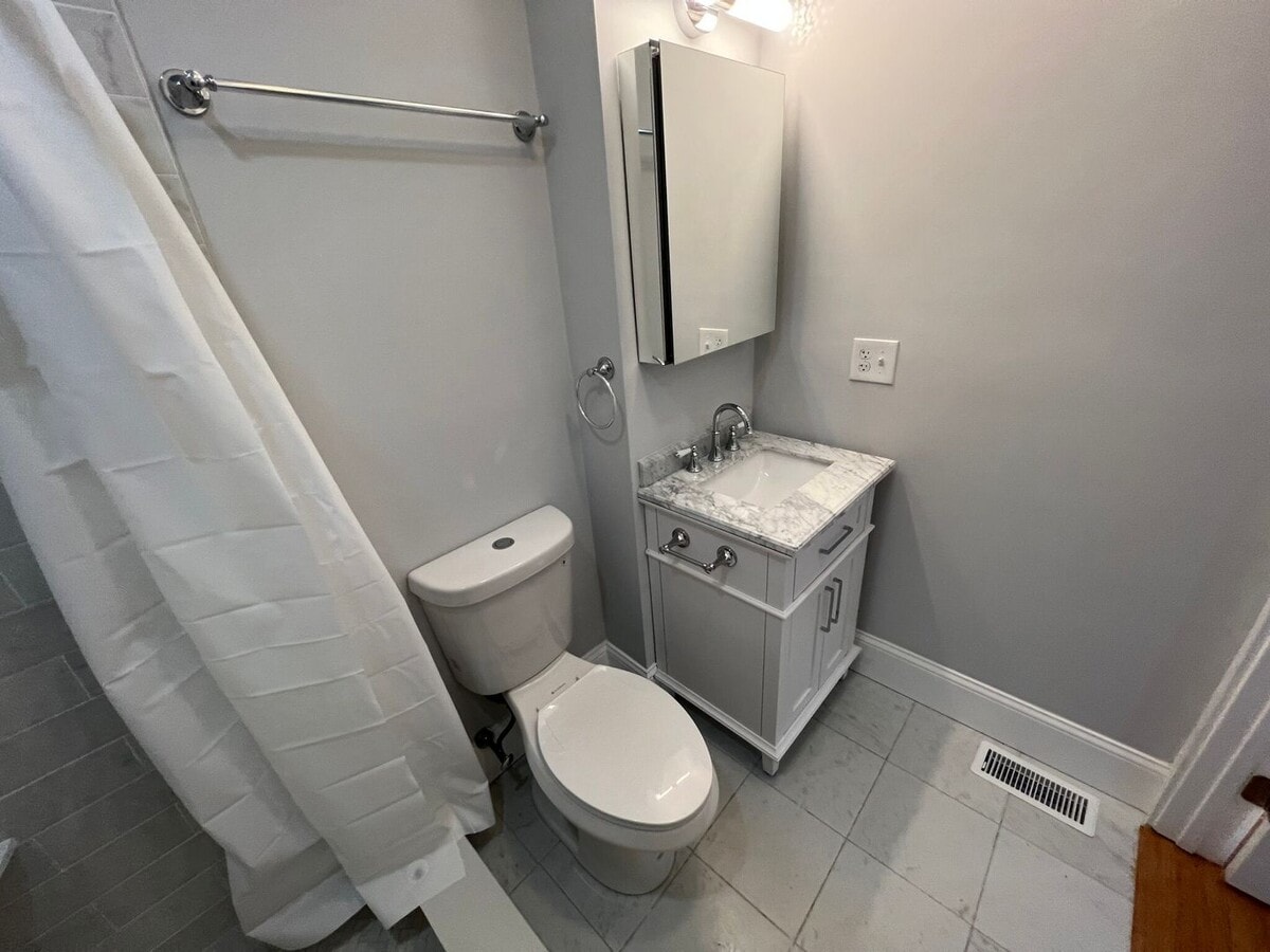 Photo - 362 Oxford St